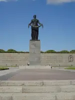 Пискарёвское мемориа́льное кла́дбище, проспект Непокоренных