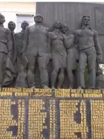 Памятник студентам и преподавателям Северо-Осетинского государственного педагогического университета погибшим в годы ВОв, улица Ватутина