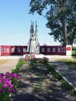 Памятник погибшим воинам-односельчанам, Школьная улица