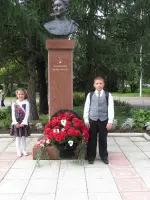 Памятник Бауыржан Момышули, Московский проспект