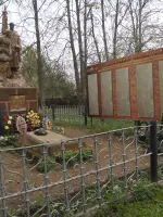 Братское захоронение в школьном саду, Россия, Смоленская область, Угранский район, село Знаменка