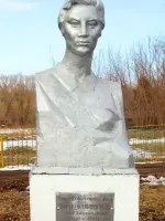 Памятник Герою Советского Союза Зое Космодемьянской на территории Детско-юношеской спортивной школы Иссинского района, Россия, Пензенская область, Иссинский район, поселок городского типа Исса