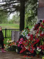 Братская могила советских воинов в д. Лудина Гора, улица Морских Пехотинцев