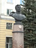Бронзовый бюст дважды Героя СССР Шилина Афанасия Петровича, Россия, Кемеровская область, Ленинск-Кузнецкий, улица Ломоносова