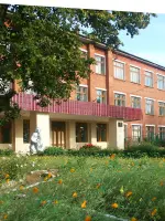 Мемориальная доска эвакогоспиталя №1820, памятник "Скорбящий солдат", Россия, Удмуртская Республика, Балезинский район, поселок Балезино