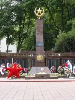 Мемориал Партизанам и воинам, погибшим при освобождении г. Рузы, установлен в 1975 г. на месте захоронения <nobr>С. И. Солнцева</nobr>, площадь Партизан