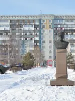 Сквер имени Г.К. Жукова, бюст маршала Г.К. Жукова, улица Тольятти