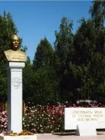 Памятник Герою Советского Союза адмиралу флота Николаю Герасимовичу Кузнецову, Сельскохозяйственная улица