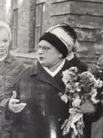 «Улица названа именем Юты Бондаровской 1929−1944 пионерки-партизанки погибшей в бою с фашистскими захватчиками». Мемориальная доска., улица Володи Дубинина