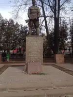 Памятник на братской могиле у станции Крюково, Привокзальная площадь