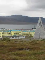 Памятник летчикам АЛСИБа, Россия, Чукотский автономный округ, поселок городского типа Эгвекинот
