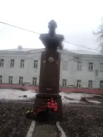 Памятник дважды Герою Советского Союза Василию Афанасьевичу Глазунову, улица Остапенко