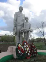 Памятник погибшим воинам «Воин и мальчик», Россия, Ростовская область, Веселовский район, хутор Ленинский