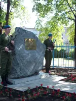 Мемориальный камень, посвящённый памяти воинов–десантников, участников боёв на реке Свирь в 1944 году, улица Героев Свири