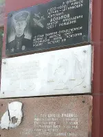 Мемориальные доски на школе №7 г. Луганска, улица Ленина