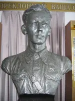 Бюст Героя Советского Союза Елизарова Сергея Михайловича (1922-1958), Россия, Московская область, Красногорск, микрорайон Опалиха, улица Чапаева, 59А