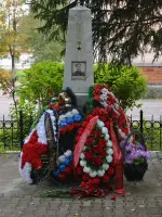 Памятник на могиле Героя Советского Союза Михаила Семеновича Харченко в поселке Дедовичи Псковской области, Россия, Псковская область, Дедовичский район, поселок городского типа Дедовичи