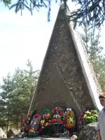 Памятник штабу 2-ой Ленинградской Партизанской Бригады под командованием Героя Советского Союза Николая Григорьевича Васильева, Россия, Псковская область, Дедовичский район, деревня Станки