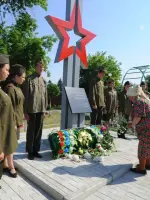 Стела участникам Великой отечественной войны и труженикам тыла, Россия, Омск, поселок Береговой, 1-я Осенняя улица, 45