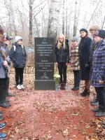 На фасаде школы установлена мемориальная доска, посвященная медицинским работникам эвакогоспиталя № 1250, Институтская улица