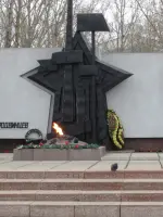 Памятный знак ратному и трудовому подвигу северодвинцев в годы Великой Отечественной войны, улица Плюснина
