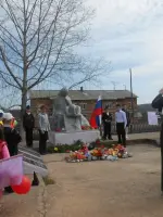Памятник «Скорбящая женщина-мать», п. Новоилимск Нижнеилимского района Иркутской области, улица Зверева