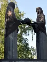 Монумент «Скорбящие матери», улица Блюхера