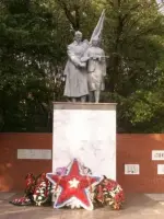 Скульптура «Советский воин и партизанка» у братской могилы советских воинов № 1, улица Ленина