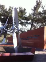 Памятный знак авиаторам, базировавшимся в Геленджике в годы Великой Отечественной войны, Солнцедарская улица