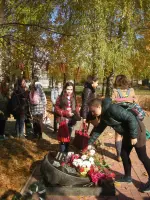 Мемориальный камень на школьной березовой аллее, посаженной подольскими курсантами, улица Комарова