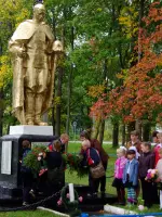 Памятник, посвященный воинам и партизанам, погибшим в годы Великой Отечественной войны, Россия, Брянская область, Дубровский район, поселок Алешня