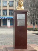 Бюст Героя Советского Союза, лётчика, ст. лейтенанта Василия Васильевича Собины, улица В. Собины