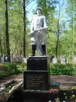 Братская могила. Скульптурное сооружение солдат на постаменте и стела, Россия, Санкт-Петербург, поселок Стрельна