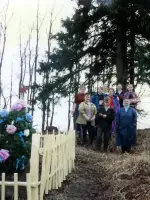 Братская могила погибшим при бомбёжке эшелона с ранеными солдатами и мирными жителями, следовавшего из фронтовой зоны, Россия, Ярославская область, Некоузский район, деревня Калиновцы