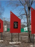 «Средь городов, среди полей стоят бессмертные ребята, надвинув каски до бровей…», улица Гагарина