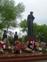 Мемориальный комплекс "Скорбящая мать", Береговая улица