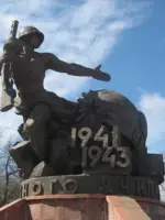 Памятник воинам Рубцовского пехотного училища, погибшим в годы Великой Отечественной войны, проспект Ленина