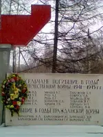Памятник в честь односельчан, погибших в годы гражданской и Великой Отечественной войны, Россия, Хабаровский край, Вяземский район, поселок Дормидонтовка, Школьный переулок