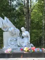 Братская могила воинов, погибших в годы войны 1941-1945 гг., Набережная улица