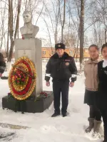 Братская могила и памятник Гужвину, г. Алагир, Комсомольская улица