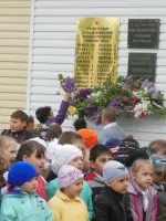 Мемориальная доска памяти учителей и учеников лицея №9 города Сальска Ростовской области, Россия, Ростовская область, Сальск