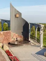 Площадь памяти, Набережная улица
