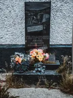 Памятная плита посвящена <nobr>Гальченко Л. А.</nobr>, улица Гальченко