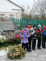 В память зверски убитых фашистами жителей города, улица Осипенко