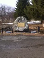 Памятный знак в честь 40-летия Победы советского народа в Великой Отечественной войне 1941−1945 гг., Россия, Свердловская область, Новолялинский район, поселок Лобва