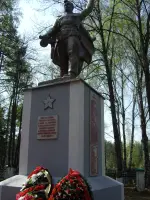 Братская могила воинов в поселке Красномайском, Россия, Тверская область, Вышневолоцкий район, поселок городского типа Красномайский