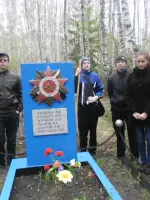 Памятник умершим воинам в госпитале в селе Троицкое, Троицкого района, Алтайского края, Россия, Алтайский край, Троицкий район, село Троицкое