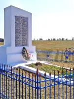 Братская могила с памятником обелиском х. Карантин Республика КАлмыкия, Россия, Республика Калмыкия, Приютненский район, поселок Карантин