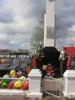 Памятник воинам-односельчанам павшим во время Великой Отечественной войны и могила Героя Советского Союза летчика Петра Азарова, Советская улица