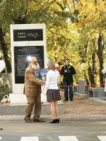 Обелиск «33 фамилии» во дворе школы № 36 города Красноярска, Россия, Красноярск, микрорайон Николаевка